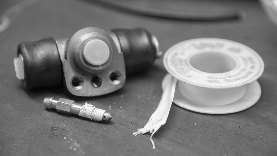 Entlüfterventil an einem Radbremszylinder mit Teflonband verbessern