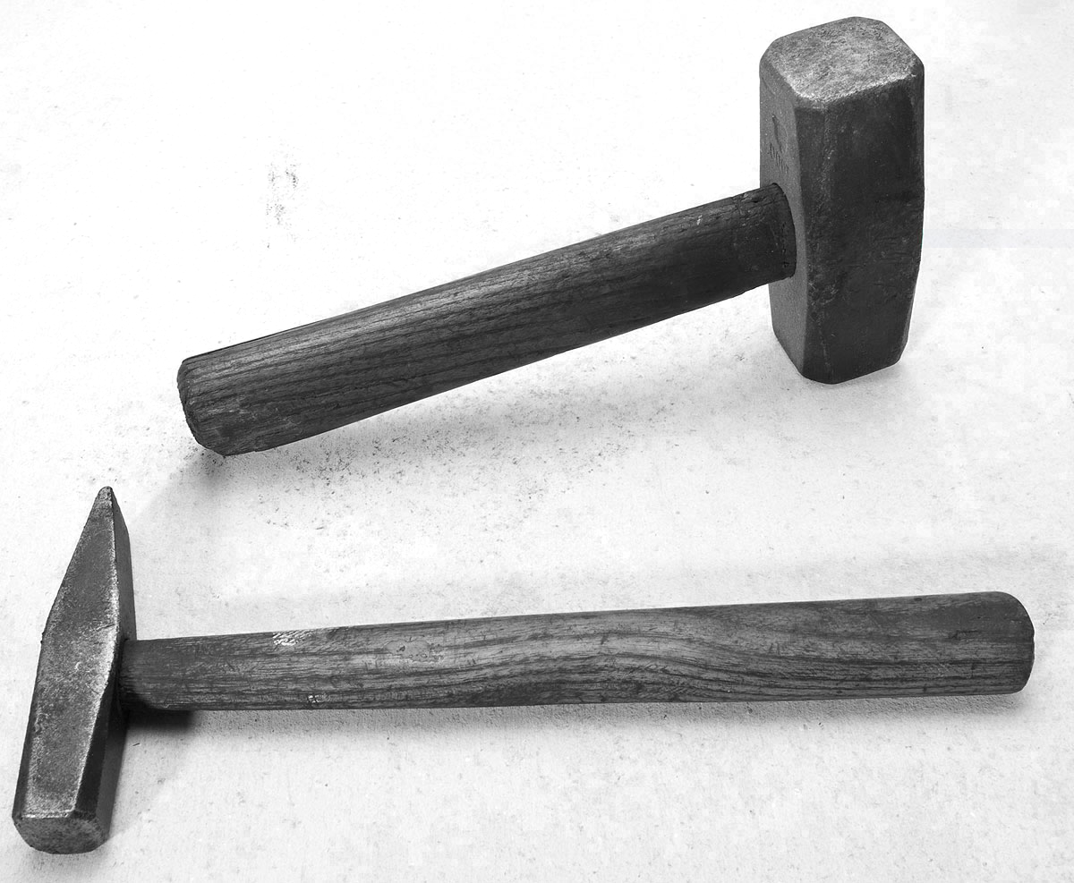 Ein Fäustel und ein Schlosserhammer für die Werkstatt