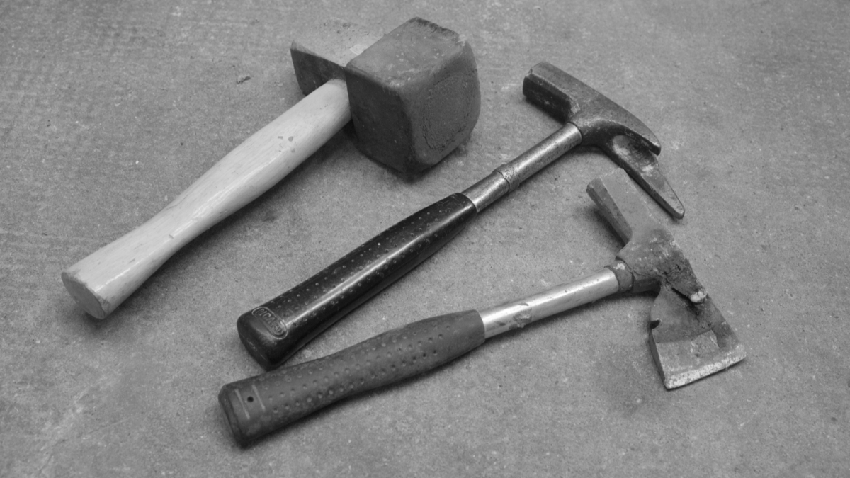 Ein Pflastererhammer, ein Latthammer und ein Maurerhammer in der Werkstatt
