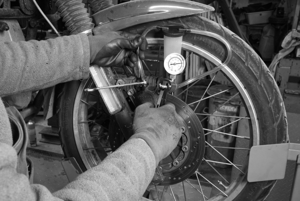 Bremse eines Motorrads mit einer Handpumpe entlüften
